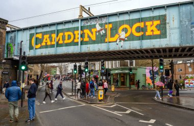 Camden Town, Londra, İngiltere: Camden High Caddesi üzerindeki Camden Market yakınlarındaki demiryolu köprüsü. Bu köprü Camden Kanalı 'na yakındır..