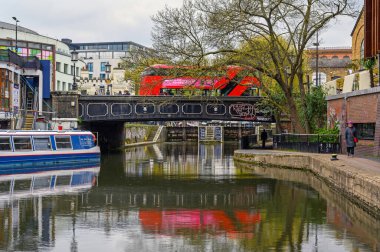 Camden Town, Londra, İngiltere: Camden Market yakınlarındaki Regents Canal Camden High Street ve Camden Lock 'a bakıyor. Kanal teknesi, patika, köprü ve otobüs.