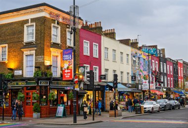 Camden Town, Londra, İngiltere: Camden High Street akşam saatlerinde renkli binalar ve insanlarla.