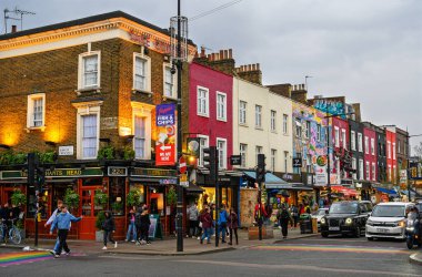 Camden Town, Londra, İngiltere: Camden High Street akşam saatlerinde renkli binalar ve insanlarla.