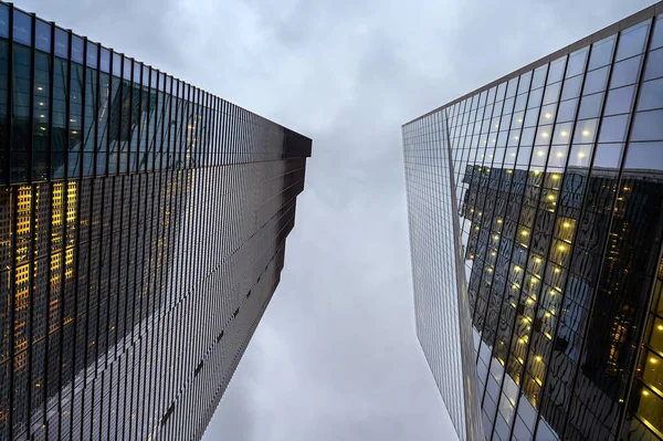 ロンドン イギリス ロンドン市内の高層ビル ヘロン塔または110ビショップスゲート と100ビショップスゲート ロンドン中心部の高層ビル — ストック写真