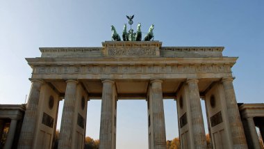 Berlin, Almanya: Brandenburg Kapısı (Brandenburger Tor) Berlin 'in en ünlü tarihi simgesidir.