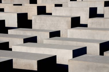 Berlin, Almanya: Öldürülen Avrupa Yahudilerinin anısına. Çelik Saha 'yı oluşturan 2710 beton sütunlu bir Yahudi Soykırımı anıtı..