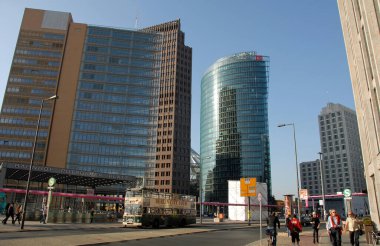 Berlin, Almanya: Potzdamer Platz halka açık bir meydan, trafik kavşağı ve ticaret merkezi.