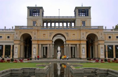 Sanssouci, Potsdam, Almanya: Potsdam 'daki Sanssouci Park' taki gölet ve çimenli Orangerie.