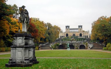 Sanssouci, Potsdam, Almanya: Potsdam 'daki Sanssouci Parkı' ndaki heykeller ve çimlerle birlikte Orangerie.