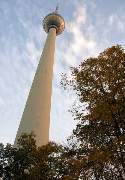 Berlin, Almanya: Berliner Fernsehturm. Berlin 'in merkezindeki Televizyon Kulesi. Aşağıdan görüntüle.