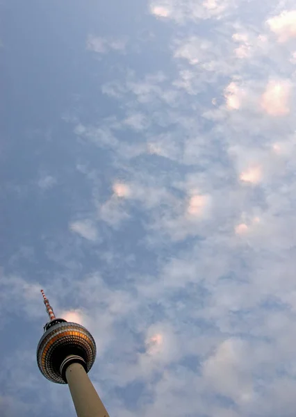ベルリン ドイツ ベルリン フェルナシュタイン ベルリン中心部のテレビ塔 空と雲に対する塔の頂上 — ストック写真