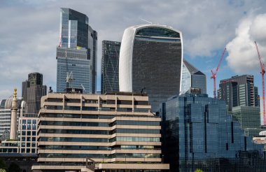 Londra, İngiltere: Thames Nehri 'nin karşısına bakan Southwark' tan Londra 'nın manzarası. Walkie-Talkie (ortada), Cheesegrater (arkada) ve 22 Bishopsgate (en uzun) içerir).
