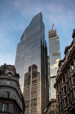 Londra, İngiltere: Londra 'da 22 Bishopsgate (solda) ve 8 Bishopsgate (sağda) gökdelenlerine bakıyoruz. Öndeki iplik iğnesi sokağının eski binaları.