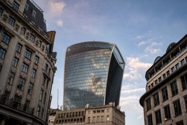 Londra, İngiltere: Londra şehrindeki 20 Fenchurch Caddesi 'ndeki Walkie-Talkie binasına ya da Fenchurch binasına bakıyorum. King William Caddesi ve Cannon Caddesi kavşağında görüldü..