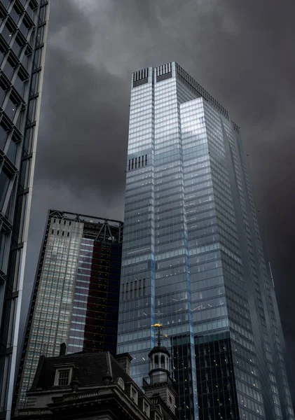 London Bishopsgate Twentytwo Reflecting Sky Backdrop Dark Swirling Storm Clouds — Stock Photo, Image