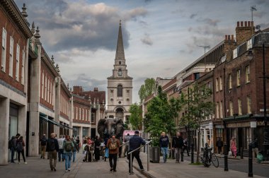 Londra, İngiltere: Londra 'daki Brushfield Caddesi. Bu yol şehrin Spitalfields bölgesinde. Spitalfields Kilisesi 'ne doğru gidiyor..