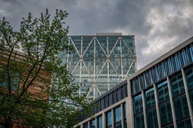 Londra 'da Bishopsgate' deki Broadgate Kulesi. Bishops Meydanı 'ndan şehrin yakın zamanda yeniden geliştirilen Spitalfields bölgesinde görüldü..