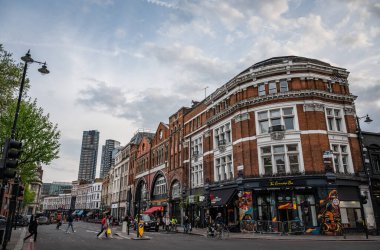 Londra 'daki Shoreditch High Caddesi boyunca restoran, bar ve dükkanlarla güneye bakıyorum. Old Street ile kavşak.
