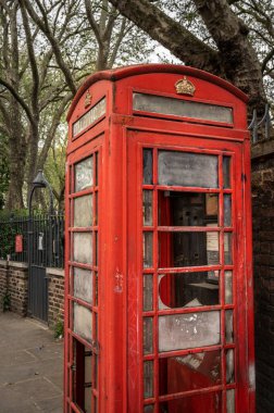 Londra, İngiltere: Hoxton, Londra Kingsland Road 'da eski bir telefon kulübesi. Bu kırmızı telefon kulübesi tahrip edilmiş ve cam kırılmış..