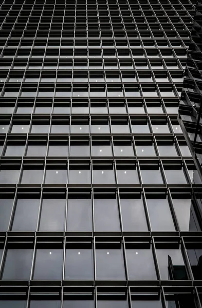 ロンドン イギリス ロンドン市内の超高層ビルの窓がたくさんあります これは聖職者の場所から見た100ビショップスゲートの背面です — ストック写真