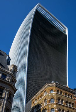 Londra, İngiltere: Telsiz ya da Fenchurch Binası, aşağıdaki eski binaların üzerinde 20 Fenchurch Caddesi Kuleleri 'nde. Modern Londra gökdeleninin Eastcheap 'ten görünüşü.