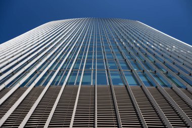 Londra, İngiltere: Londra şehrindeki 20 Fenchurch Caddesi 'ndeki Telsiz binasına bakıyorum. Londra 'nın finans bölgesindeki telsiz binasının mavi gökyüzü manzarası.