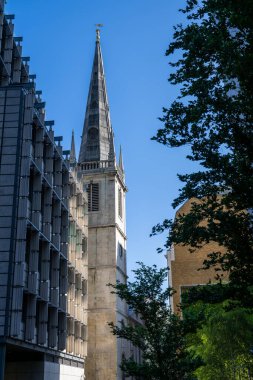 Londra, İngiltere: St Margaret Pattens Loncası Londra 'daki Rood Lane' den görüldü. Bu eski kilisenin yüksek bir kulesi var..