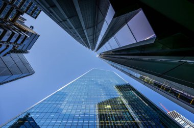 Londra, İngiltere: Londra şehrindeki gökdelenlere bakıyorum. Neşter (önde), Willis Kuleleri Watson binası (sağ üstte), Lloyds binası ve Cheesegrater (solda). Gündüz görünümü.