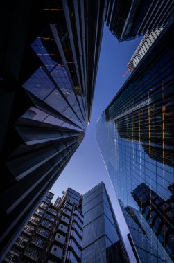 Londra, İngiltere: Londra şehrindeki gökdelenlere bakıyorum. Neşter (sağda), Willis Kuleleri Watson binası (solda) ve Lloyds binası ile Cheesegrater (önde). Akşam manzarası.