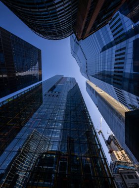 Londra, İngiltere: Londra şehrindeki gökdelenlere bakıyorum. St Helen (solda), Cheesegrater (önde), 8 Bishopsgate (önde sağ) ve 22 Bishopsgate (sağda). Undershaft 'tan akşam görüntüsü