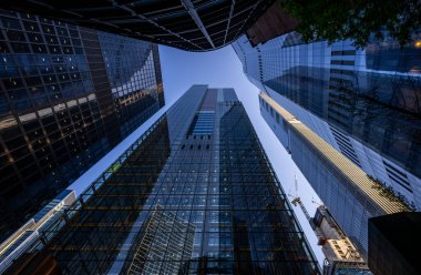 Londra, İngiltere: Londra şehrindeki gökdelenlere bakıyorum. St Helen (solda), Cheesegrater (önde), 8 Bishopsgate (önde sağ) ve 22 Bishopsgate (sağda). Undershaft 'tan akşam görüntüsü