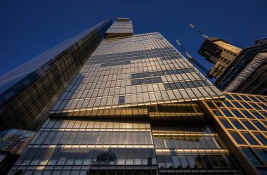 Londra, Birleşik Krallık: Londra 'daki 8 Bishopsgate' e 22 Bishopsgate (solda) ve 1 Leadenhall vinçlerle (sağda) bakıyor. Akşam manzarası.