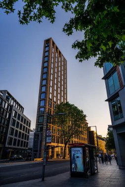 Londra, İngiltere: Southwark Caddesi ve Lavington Caddesi 'nin kesiştiği yerde, Southwark, Londra' da uzun ve ince apartman. (Aslında üçgen şeklinde..)