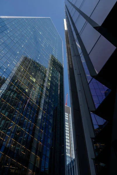 ロンドン イギリス ロンドン市内の高層ビルを見上げます ウィリス タワーズ ワトソンの建物 レッドクレーン付きの40リーデンホール ストリート — ストック写真