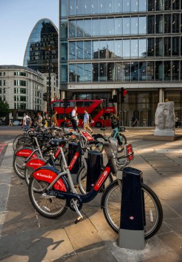 Londra, İngiltere - 14 Haziran 2023: Bishopsgate ve Wormwood Caddesi 'nin köşesindeki bisiklet kiralama istasyonu. Santander sponsorluğundaki bu bisikletler daha önce Boris Bisikletleri olarak biliniyordu..