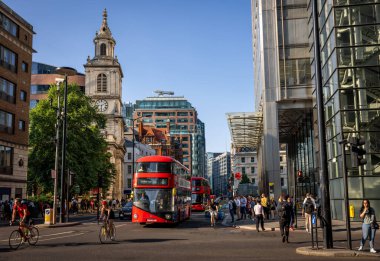 Londra, İngiltere - 14 Haziran 2023: Wormwood Caddesi ve Camomile Caddesi ile kesişen Londra 'daki Bishopsgate. St Botolph kilisesi solda ve balıkçıl kulesi sağda..