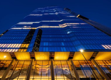 Londra, İngiltere - 14 Haziran 2023: 22 Bishopsgate veya 22 Londra şehrinde ofis ışıklarıyla. Direk aşağıdan yukarıya bakıyor..