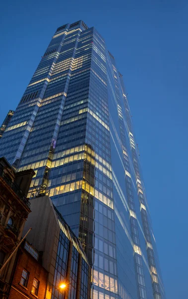 Londra, İngiltere - 14 Haziran 2023: 22 Bishopsgate veya 22 Londra şehrinde ofis ışıklarıyla birlikte.