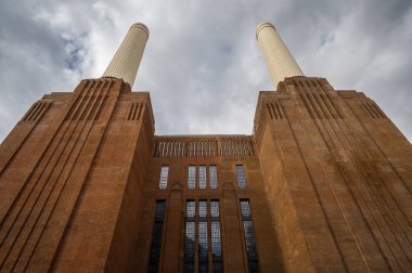 Battersea, Londra, İngiltere: Battersea Enerji İstasyonu şimdi bir alışveriş ve eğlence merkezi olarak yeniden geliştirildi. Güney cephesi ve bacaların üst görüntüsü.