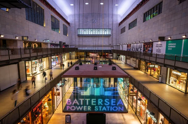 英国ロンドンのバタシー バタシー発電所は現在 ショッピングやレジャーの目的地として再開発されました 中断されたアートインスタレーションとタービンホールBのインテリア — ストック写真