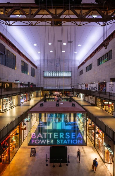英国ロンドンのバタシー バタシー発電所は現在 ショッピングやレジャーの目的地として再開発されました アートインスタレーションを一時停止する古いガントリークレーンとタービンホールBのインテリア — ストック写真