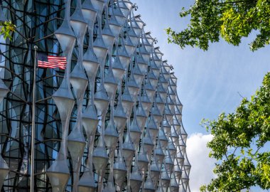 Nine Elms, Londra, İngiltere: ABD bayrağı veya Amerika Birleşik Devletleri 'nin Londra Büyükelçiliği' nin dışında görülen Stars and Stripes. ABD Büyükelçiliği, 9 Elm 'in yeniden geliştirilmiş bölgesinde yer almaktadır..