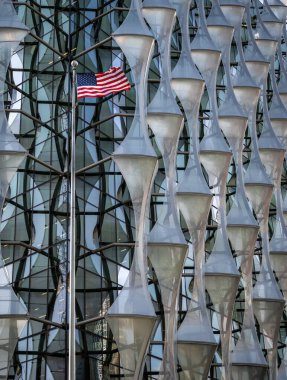 Nine Elms, Londra, İngiltere: ABD bayrağı veya Amerika Birleşik Devletleri 'nin Londra Büyükelçiliği' nin dışında görülen Stars and Stripes. ABD Büyükelçiliği, 9 Elm 'in yeniden geliştirilmiş bölgesinde yer almaktadır..