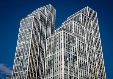 Nine Elms, Londra, İngiltere: Londra 'da Nine Elms' in yeniden geliştirilen alanındaki uzun binalar: One Thames City 'nin yerleşim kuleleri.