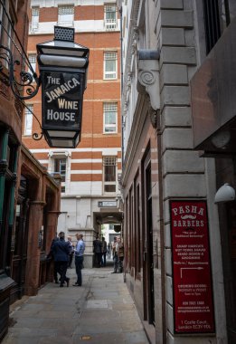 Londra, İngiltere: St Michael 's Alley, Londra' nın küçük sokaklarından biri. İnsanlar akşamları işten sonra bir şeyler içmeyi severler..