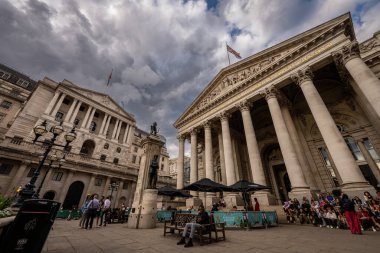 Londra, İngiltere: Londra 'daki Threadneedle Caddesi' ndeki İngiltere Bankası (L) ve Kraliyet Borsası (R). Önplandaki insanlar.