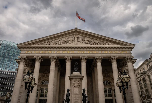 Londra, İngiltere: Londra 'daki Kraliyet Borsası, İp İğnesi Sokağı ile Cornhill arasındaki kavşakta yer almaktadır..