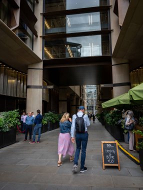 Londra, İngiltere: Bloomberg Arcade, Londra şehrinde Kraliçe Victoria Caddesi ile Walbrook arasında restoranları olan bir yaya sokağı..