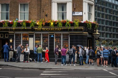 Londra, İngiltere: Cannon Caddesi ile Queen Caddesi 'nin köşesindeki Sugarloaf Bar. İnsanlar barın dışında durup işten sonra bir şeyler içiyorlar..