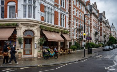 St John 's Wood, Londra, İngiltere: St John' s Wood High Street, Londra 'daki Soutine Fransız restoranı.