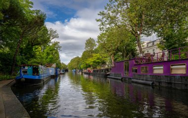 Londra, İngiltere: Blomberg Road Moorings 'deki yüzen evler Londra' daki Regent Kanalı, Little Venice olarak bilinen bölgenin bir kısmı..