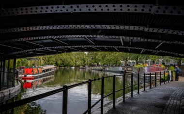 Londra, İngiltere: Londra 'daki Little Venice' de kanal tekneleri. Büyük Birlik Kanalı 'nın Paddington kolundaki bir köprünün altından görüldü..