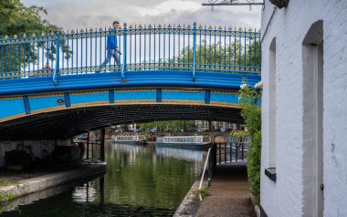 Londra, İngiltere: Londra 'daki Little Venice' de kanal tekneleri. Büyük Birlik Kanalı 'nın Paddington şubesindeki köprüden geçen kişi....